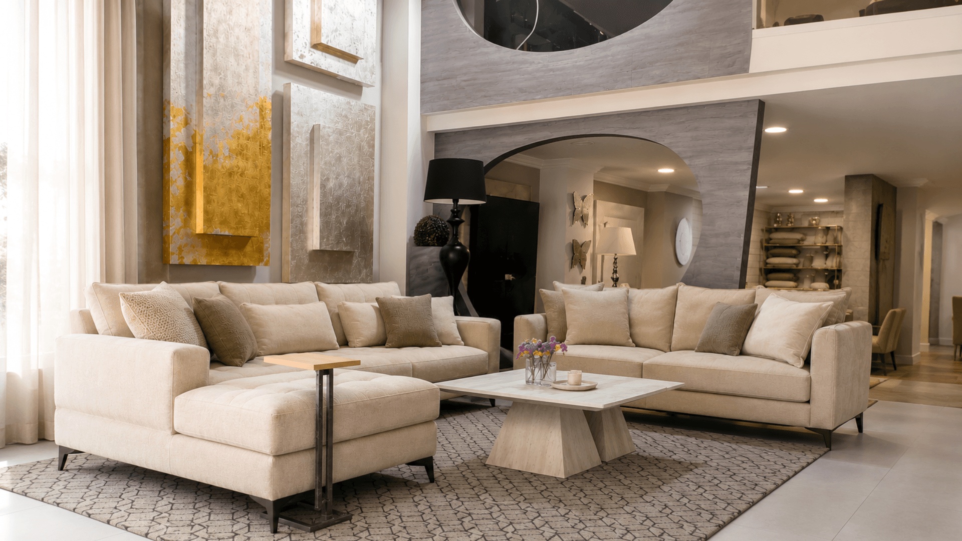 חלל מגורים באולם התצוגה של SHANY Living